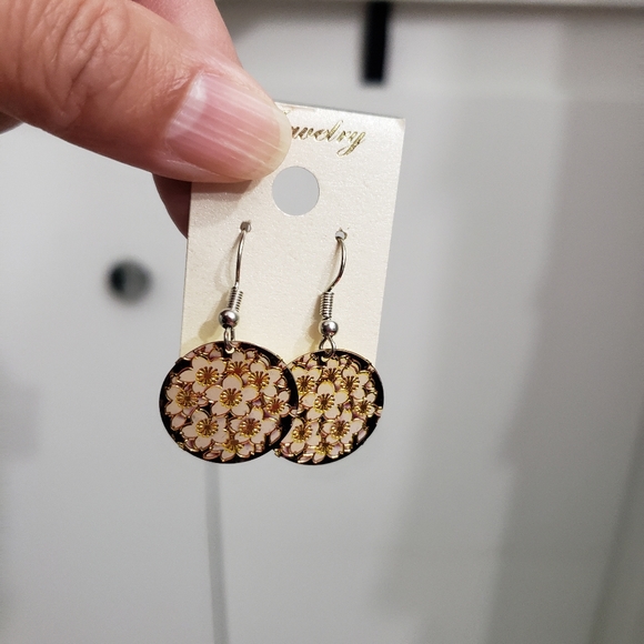 Ear Ring - Picture 2 of 2